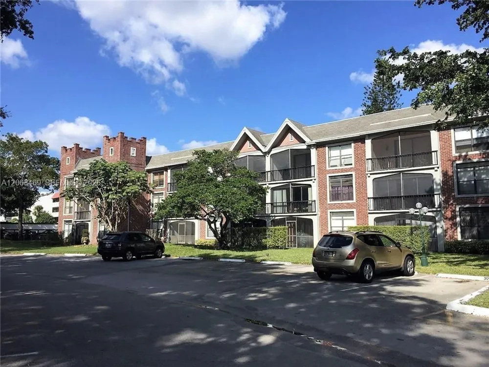 3760 Inverrary Dr #2P Lauderhill, FL 33319