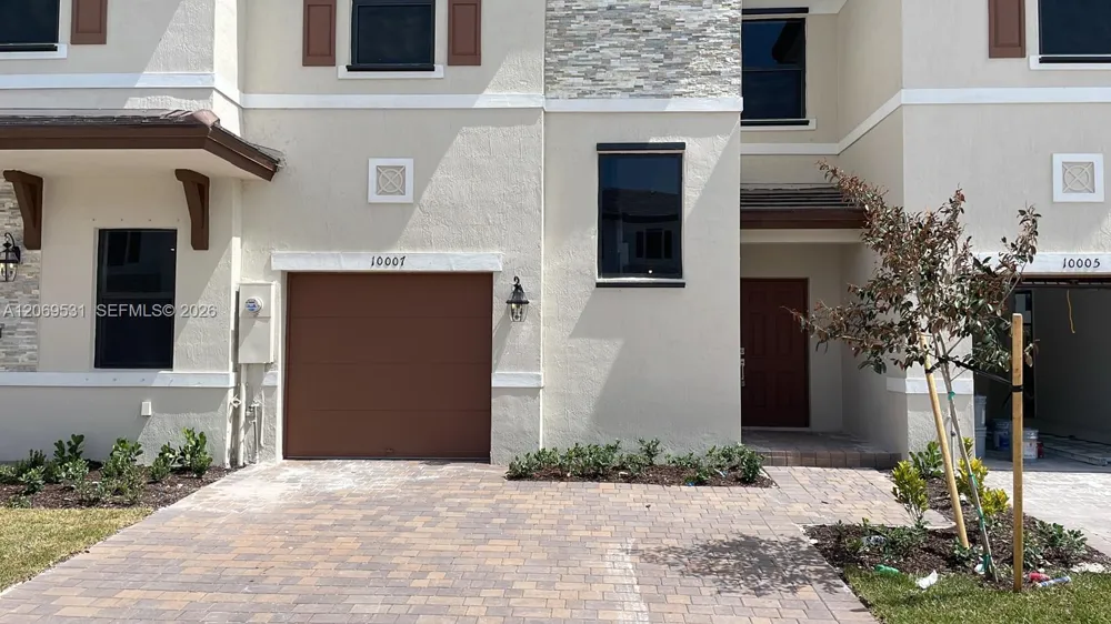 10007 SW 231 Ln Miami, FL 33190
