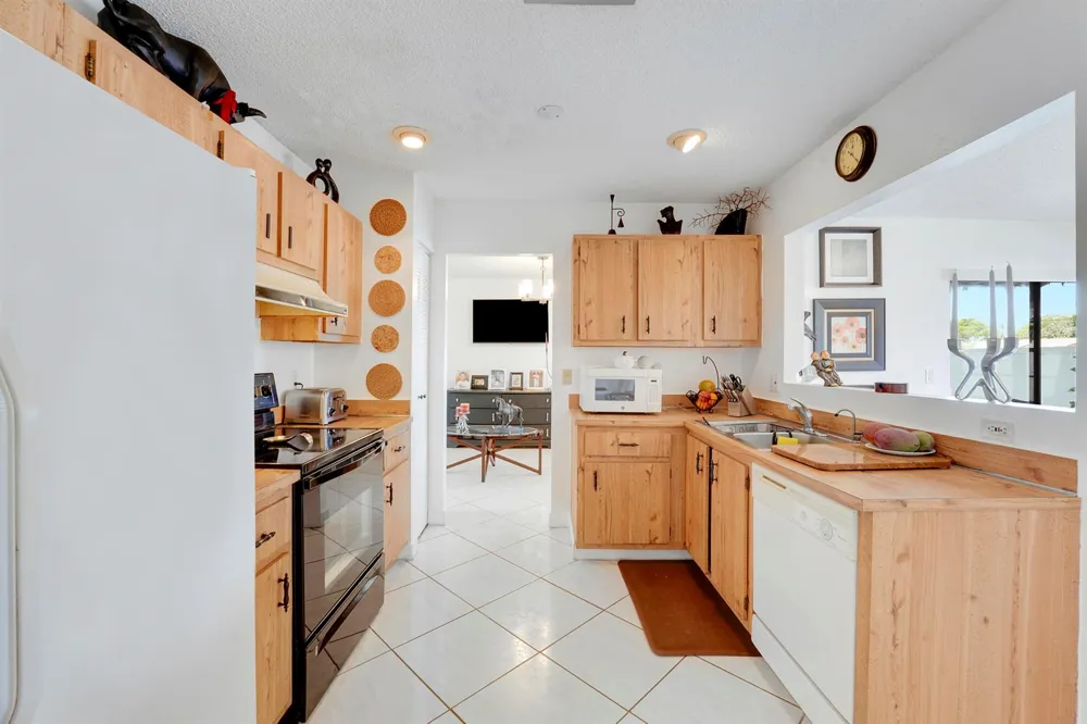 9235 Saddlecreek Drive Boca Raton, FL 33496