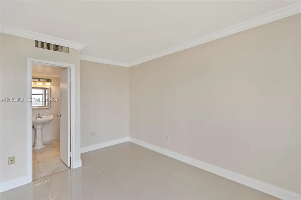 3675 Country Club Dr #2208 Aventura, FL 33180