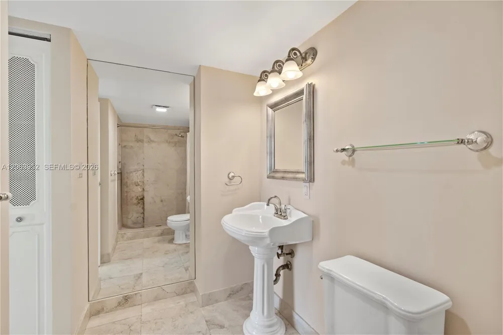3675 Country Club Dr #2208 Aventura, FL 33180