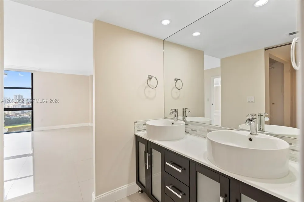3675 Country Club Dr #2208 Aventura, FL 33180
