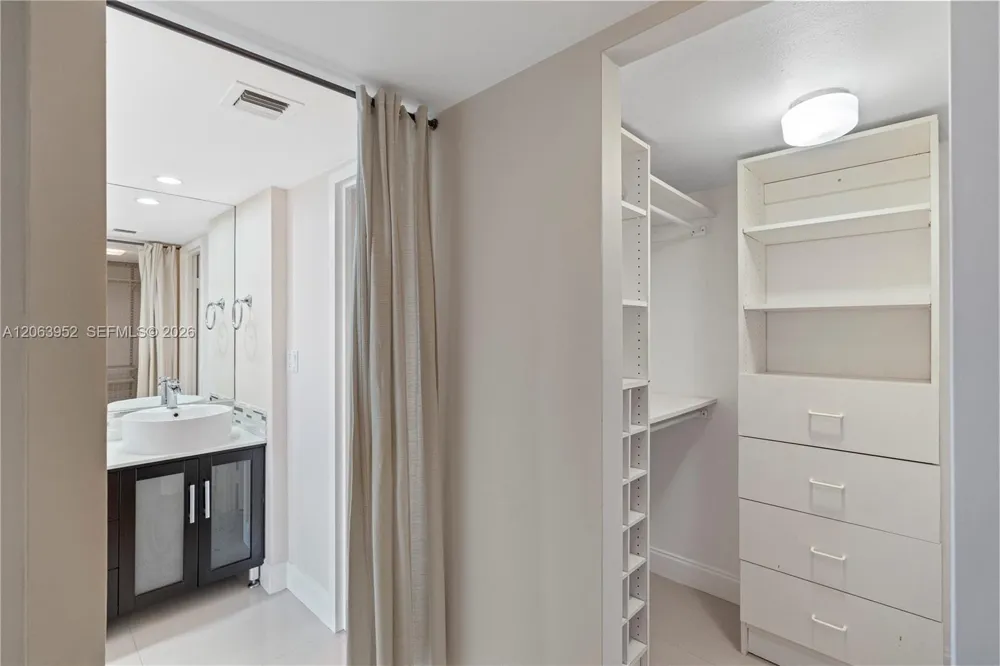 3675 Country Club Dr #2208 Aventura, FL 33180