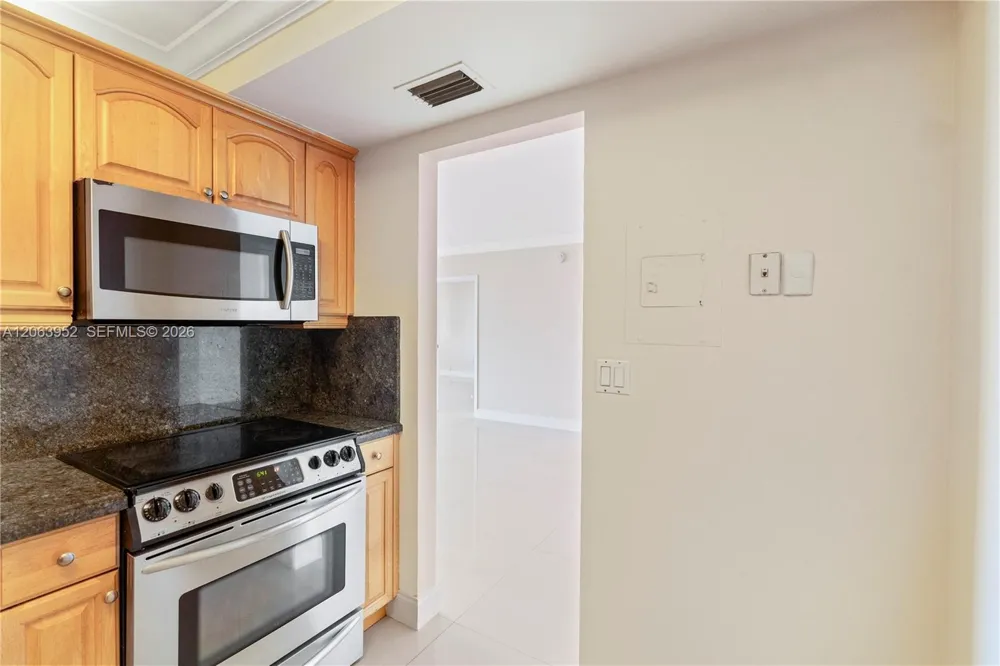 3675 Country Club Dr #2208 Aventura, FL 33180