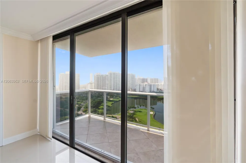 3675 Country Club Dr #2208 Aventura, FL 33180