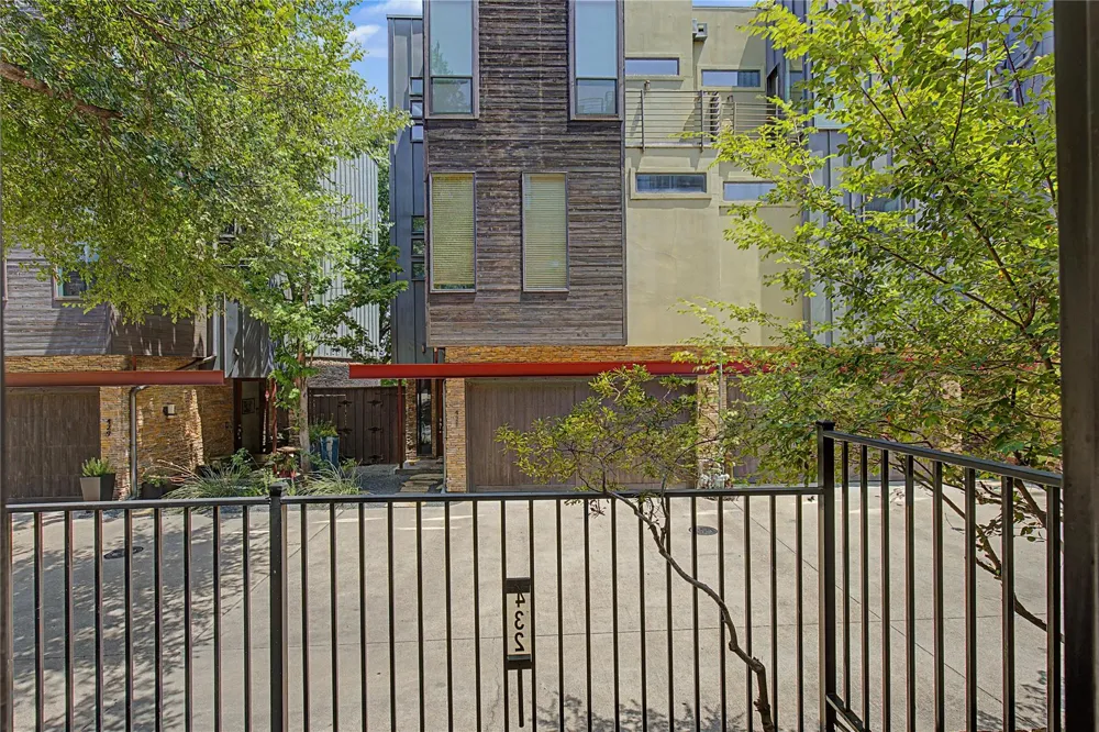 432 Trinity River Circle Dallas, TX 75203