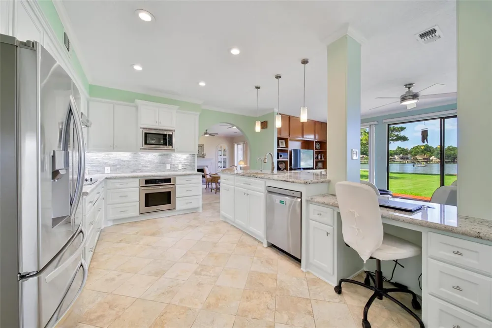 142 Lakeside Drive Conroe, TX 77356