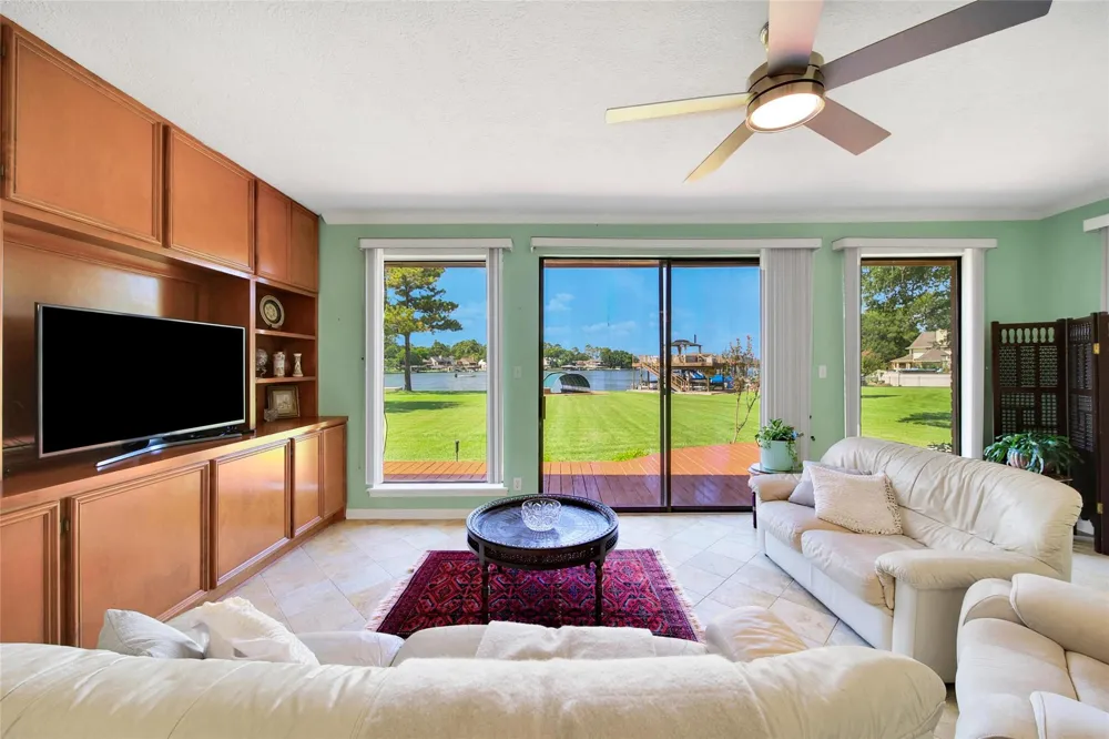 142 Lakeside Drive Conroe, TX 77356
