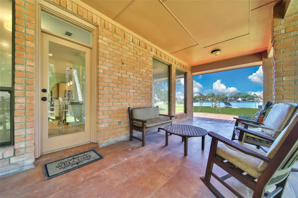 142 Lakeside Drive Conroe, TX 77356
