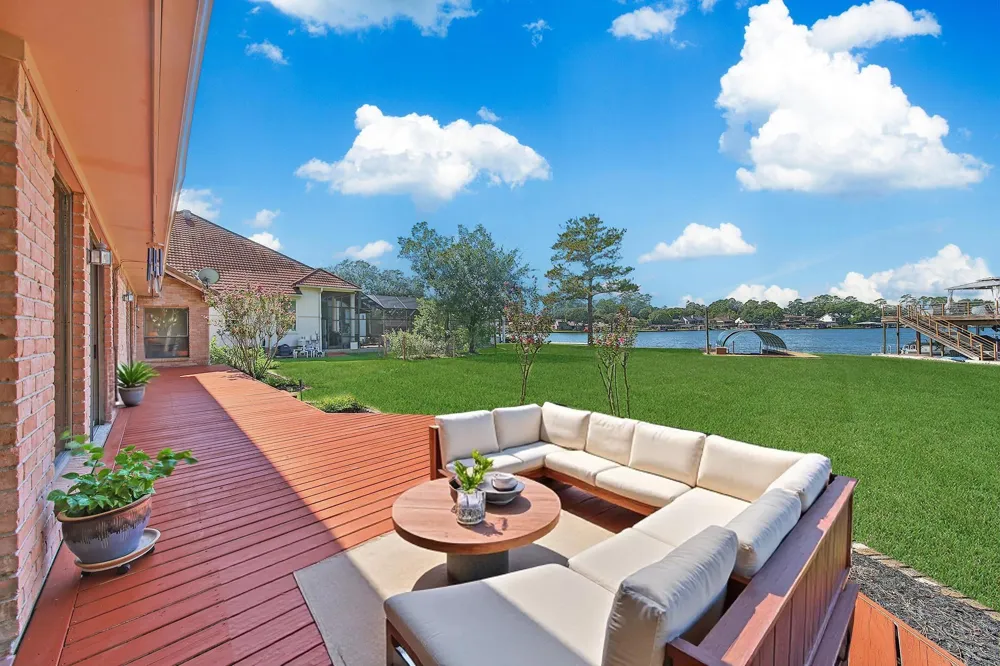 142 Lakeside Drive Conroe, TX 77356