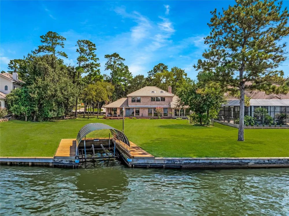 142 Lakeside Drive Conroe, TX 77356