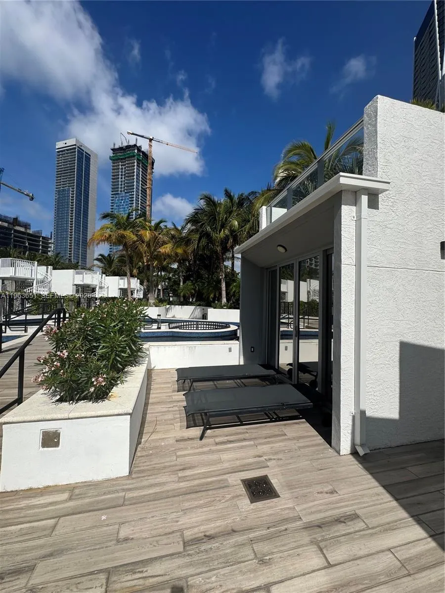 851 NE 1st ave #1 Miami, FL 33132