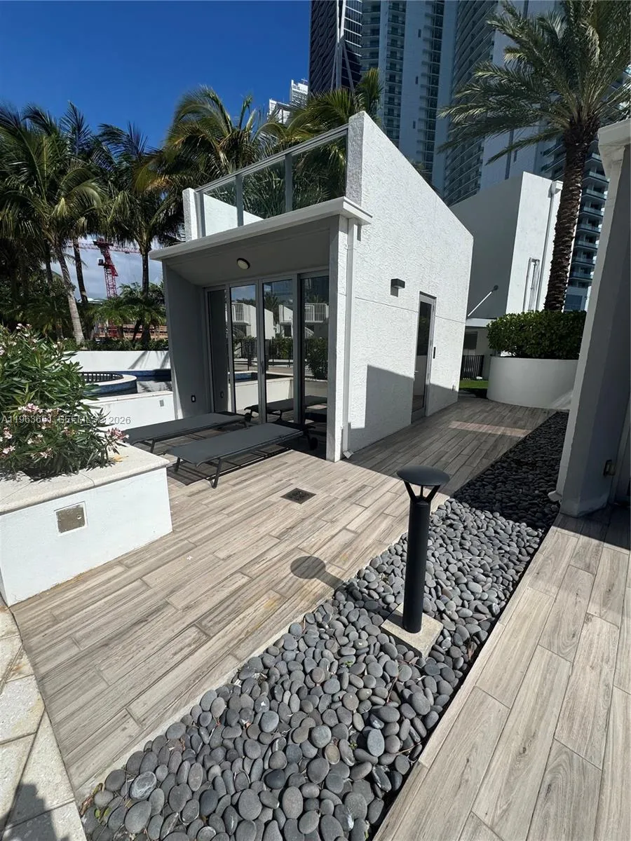 851 NE 1st ave #1 Miami, FL 33132