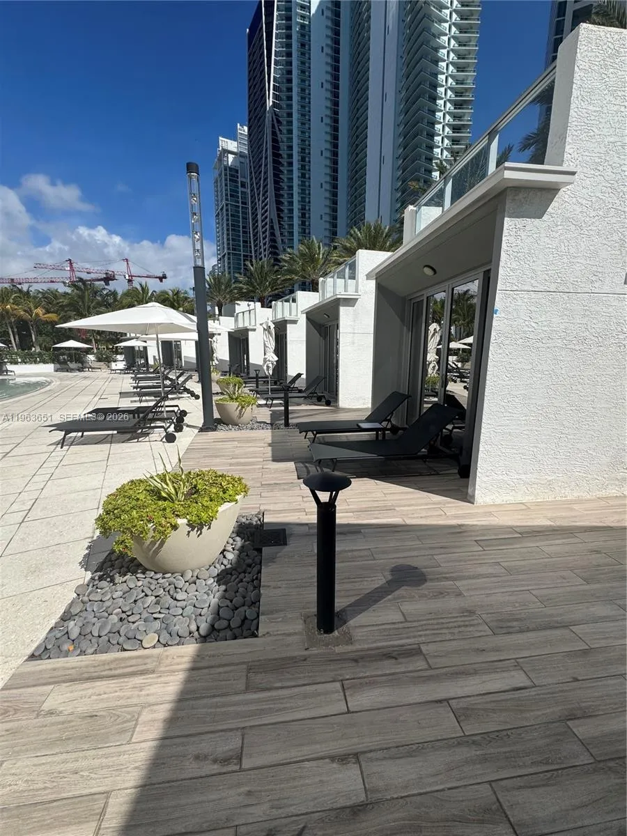 851 NE 1st ave #1 Miami, FL 33132