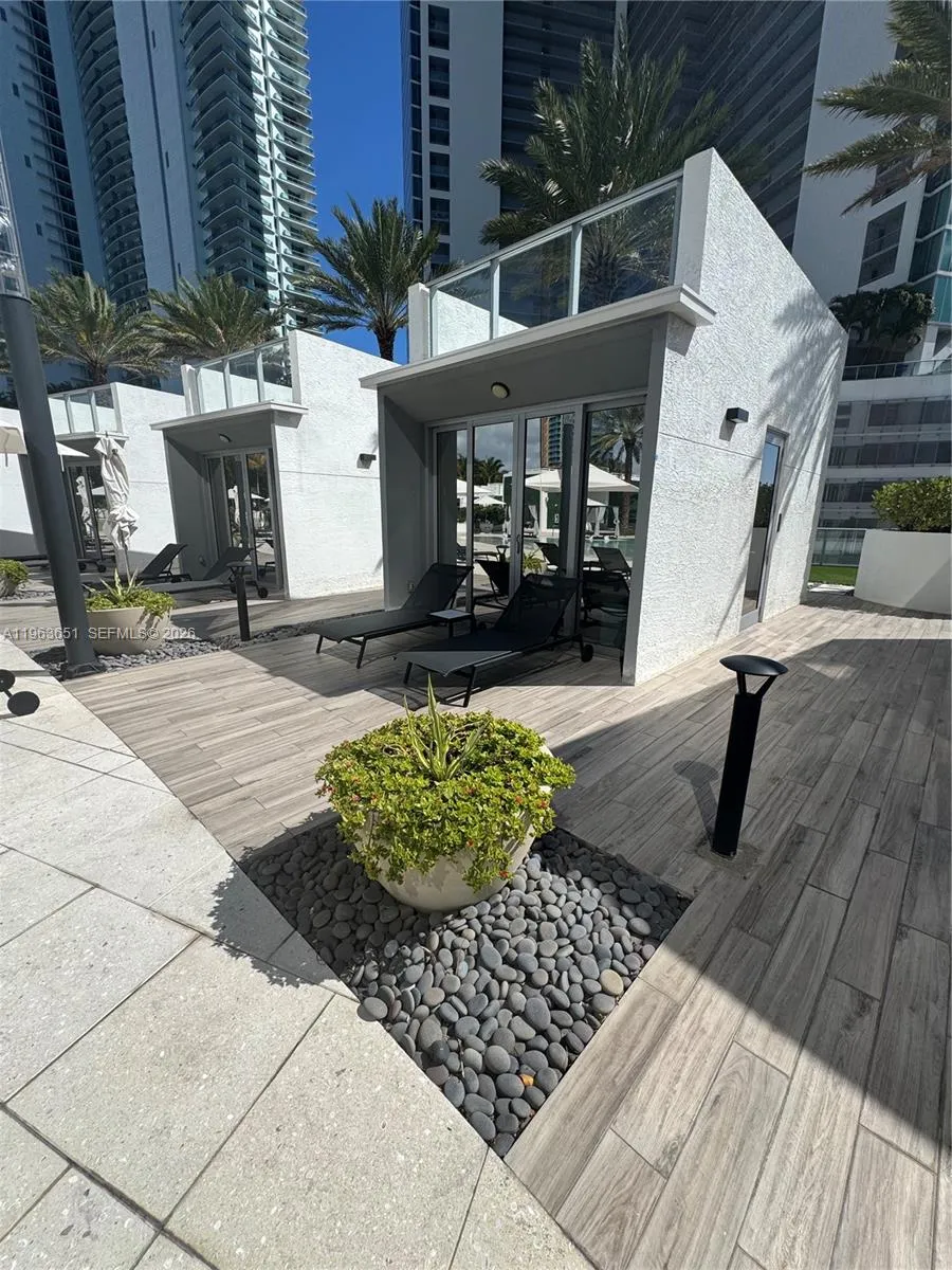 851 NE 1st ave #1 Miami, FL 33132