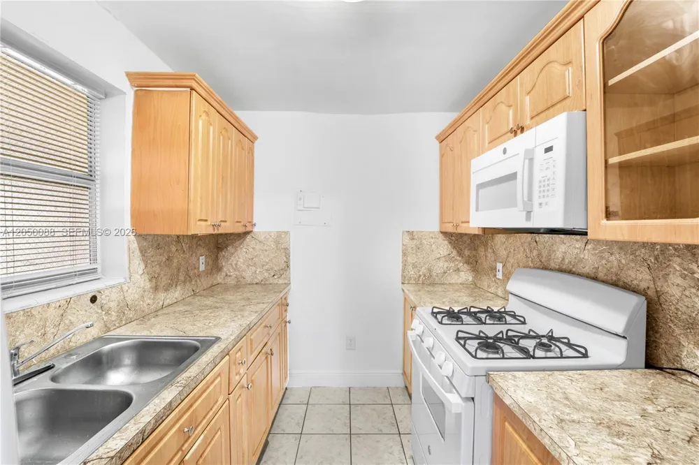 1305 W 53rd St #420 Hialeah, FL 33012