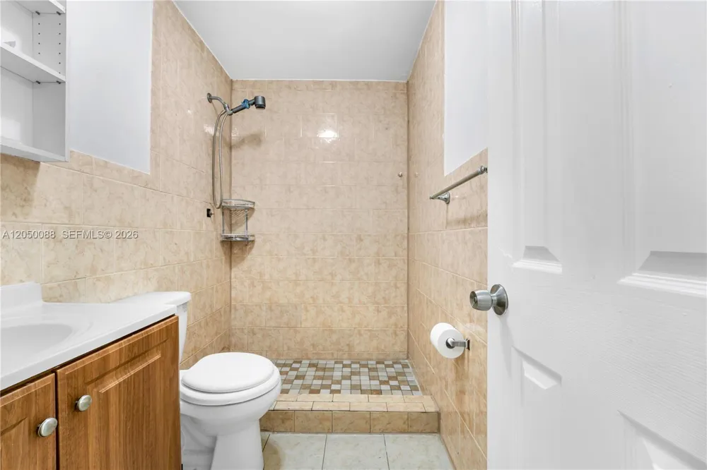 1305 W 53rd St #420 Hialeah, FL 33012