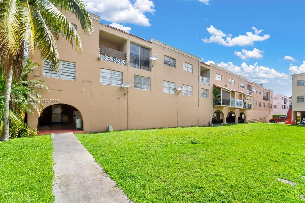 1305 W 53rd St #420 Hialeah, FL 33012