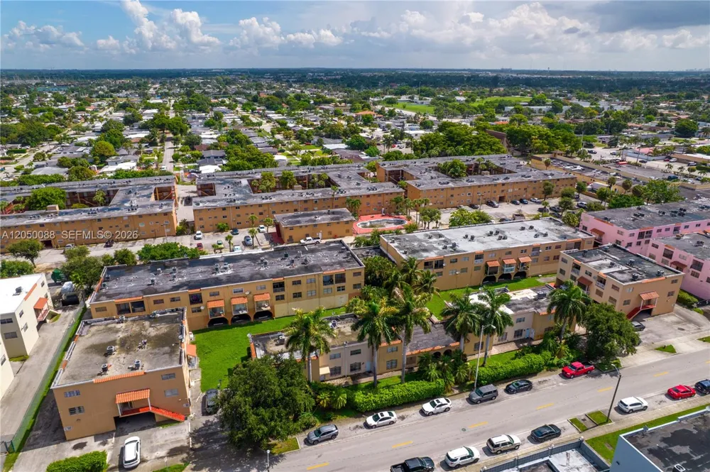 1305 W 53rd St #420 Hialeah, FL 33012