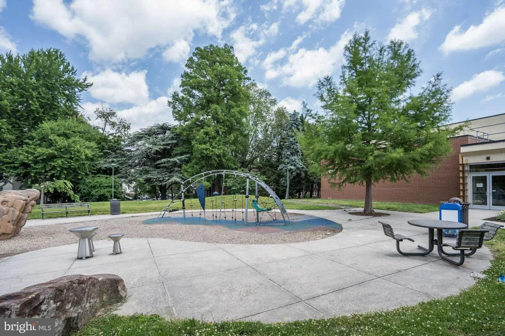 2908 13TH RD S #1 Arlington, VA 22204
