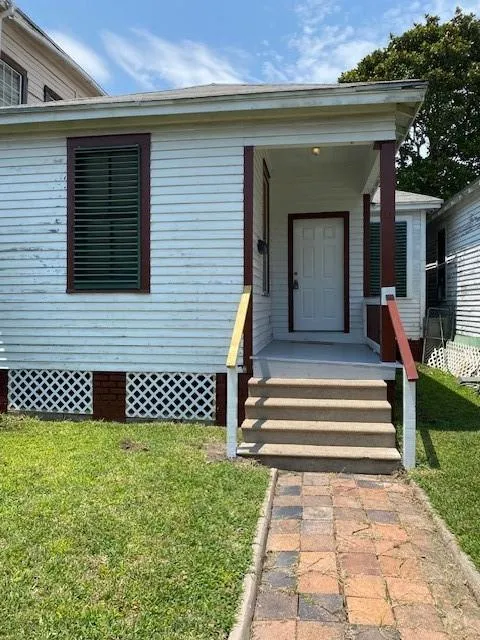 3914 Bernardo De Galvez Avenue
