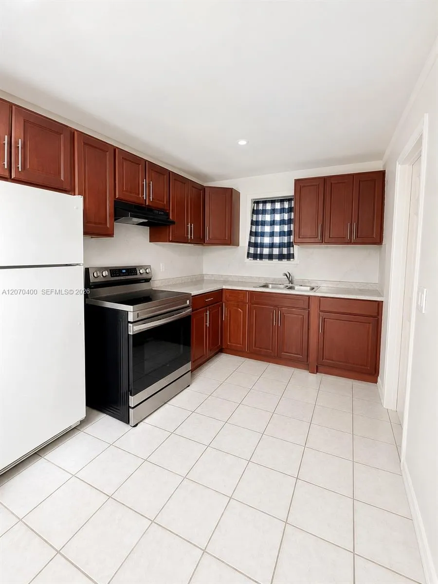 5632 SW 39th St West Park, FL 33023