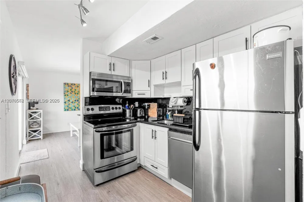 1370 NE 40th Dr Oakland Park, FL 33334