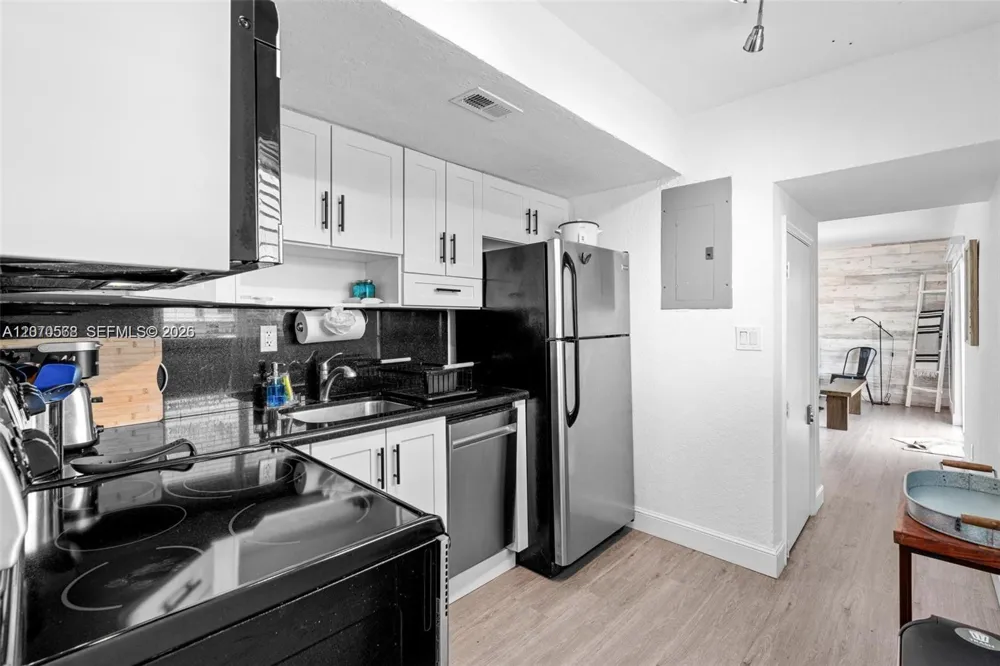 1370 NE 40th Dr Oakland Park, FL 33334