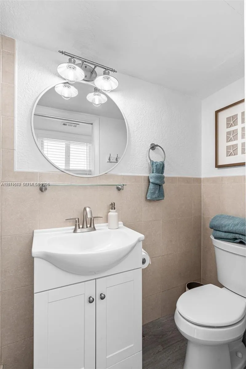 1370 NE 40th Dr Oakland Park, FL 33334