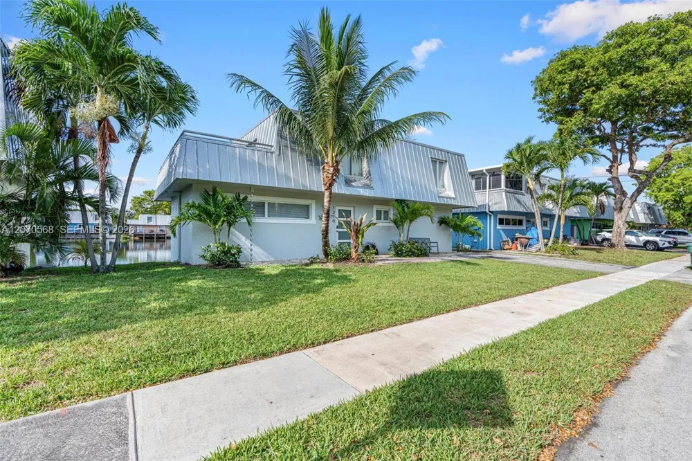 1370 NE 40th Dr Oakland Park, FL 33334
