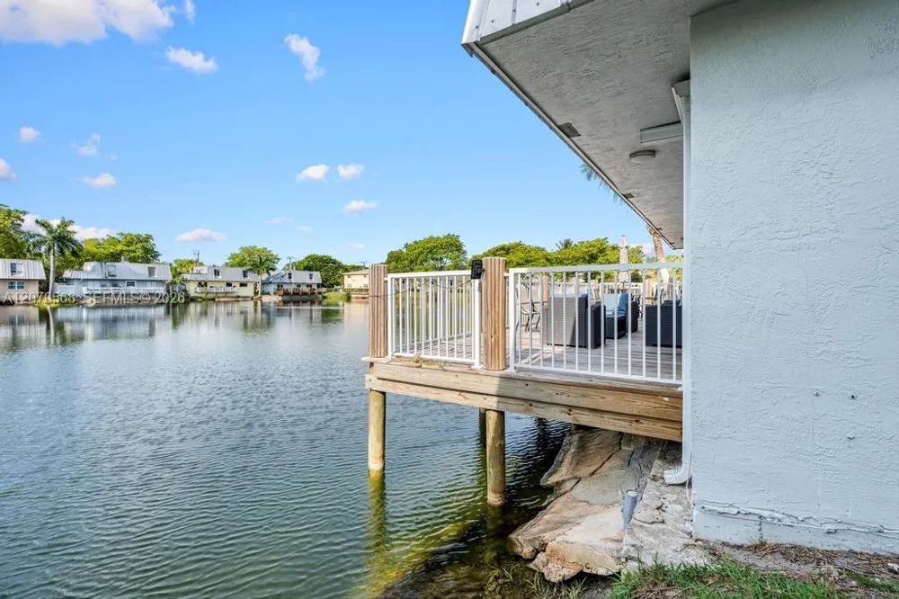 1370 NE 40th Dr Oakland Park, FL 33334