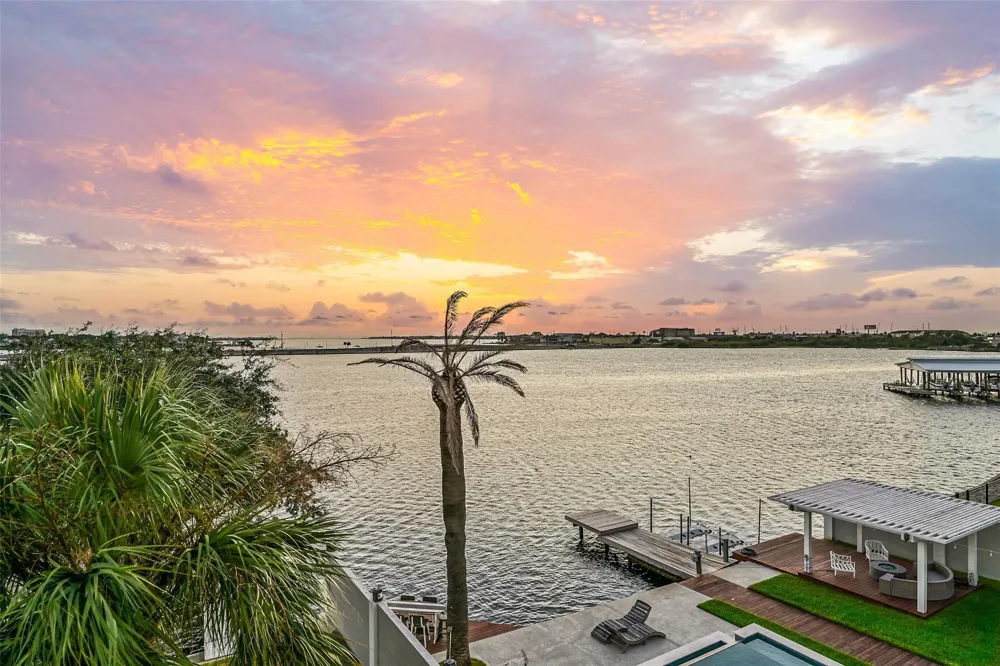 1515 Bayou Shore Drive Galveston, TX 77551