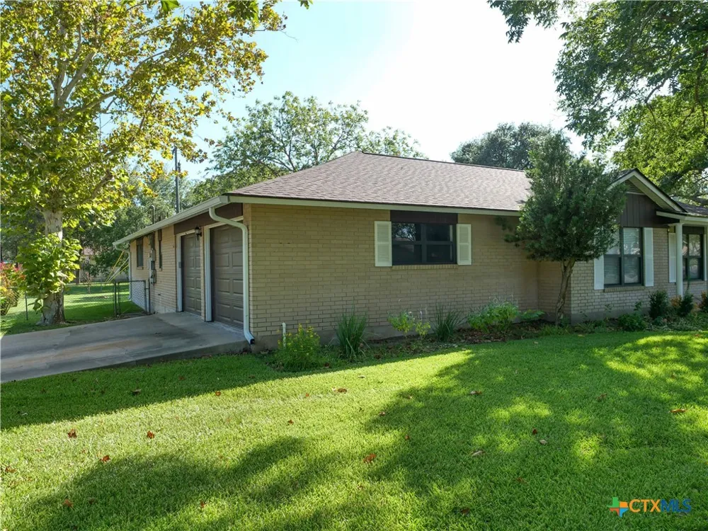1209 E Morgan Cuero, TX 77954