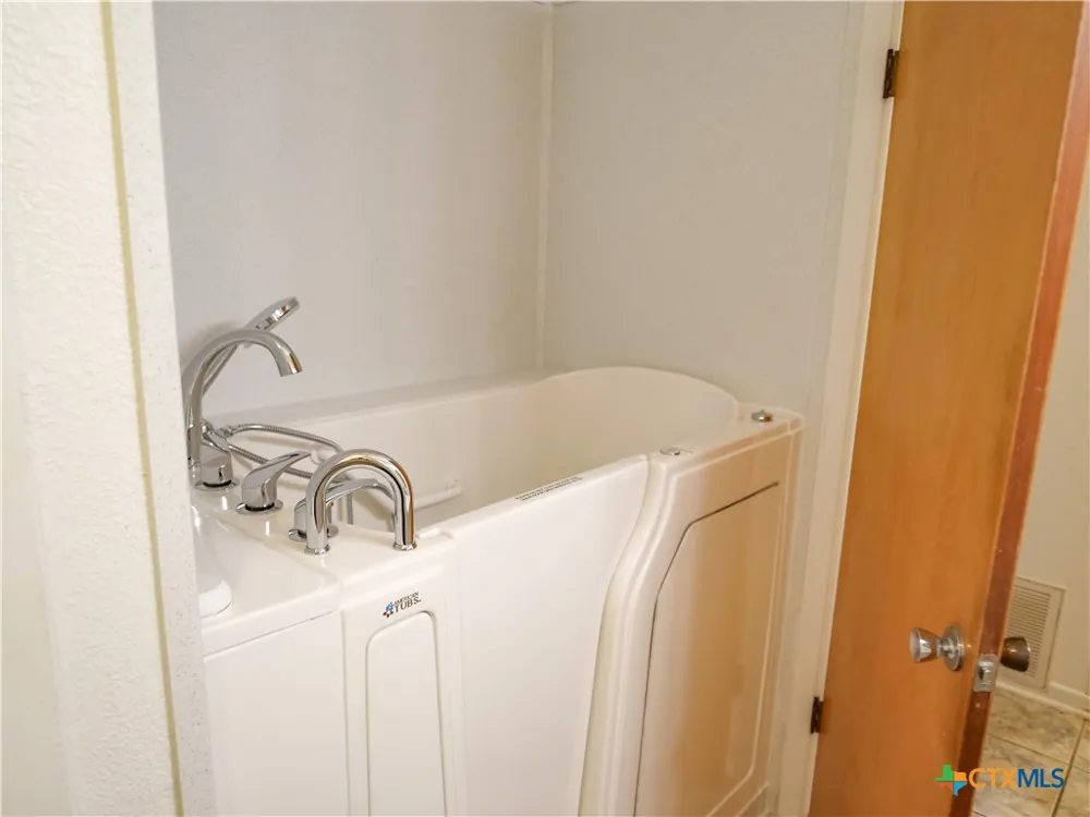 1209 E Morgan Cuero, TX 77954