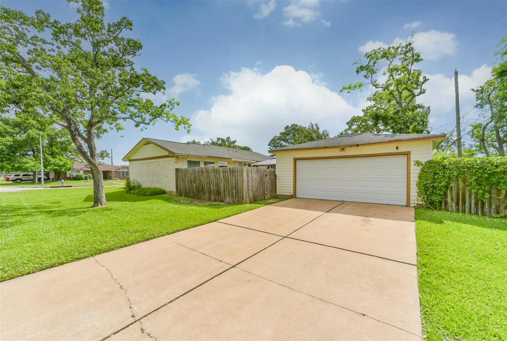 1749 Dolphin Drive Seabrook, TX 77586