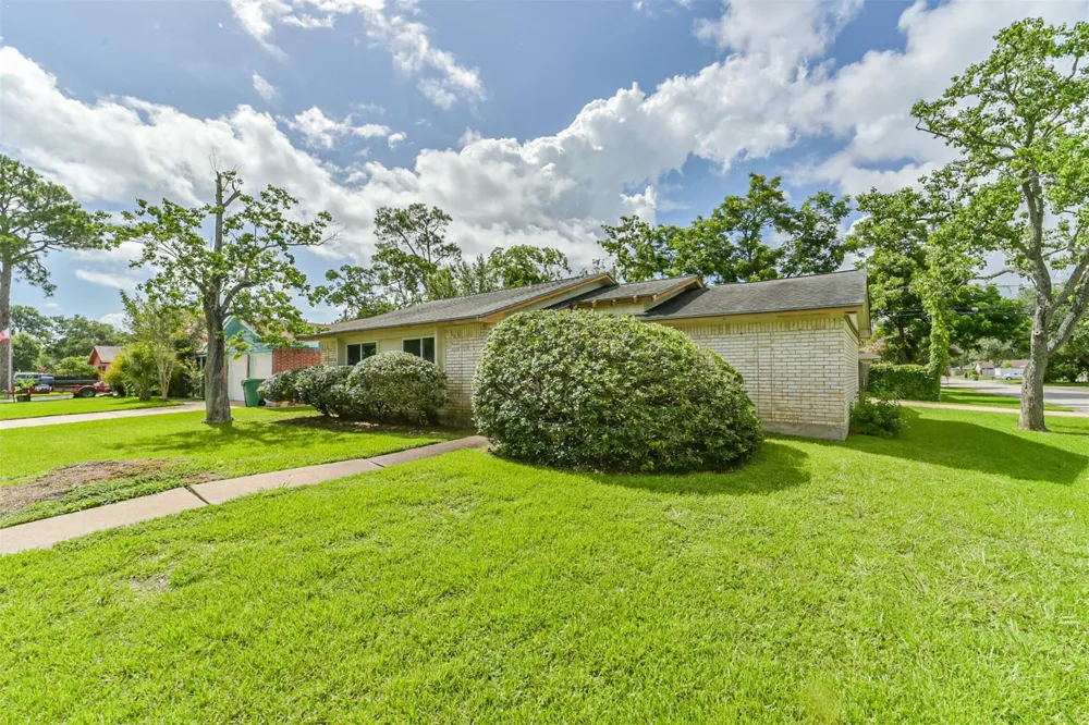 1749 Dolphin Drive Seabrook, TX 77586