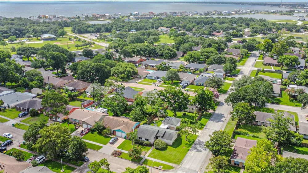 1749 Dolphin Drive Seabrook, TX 77586