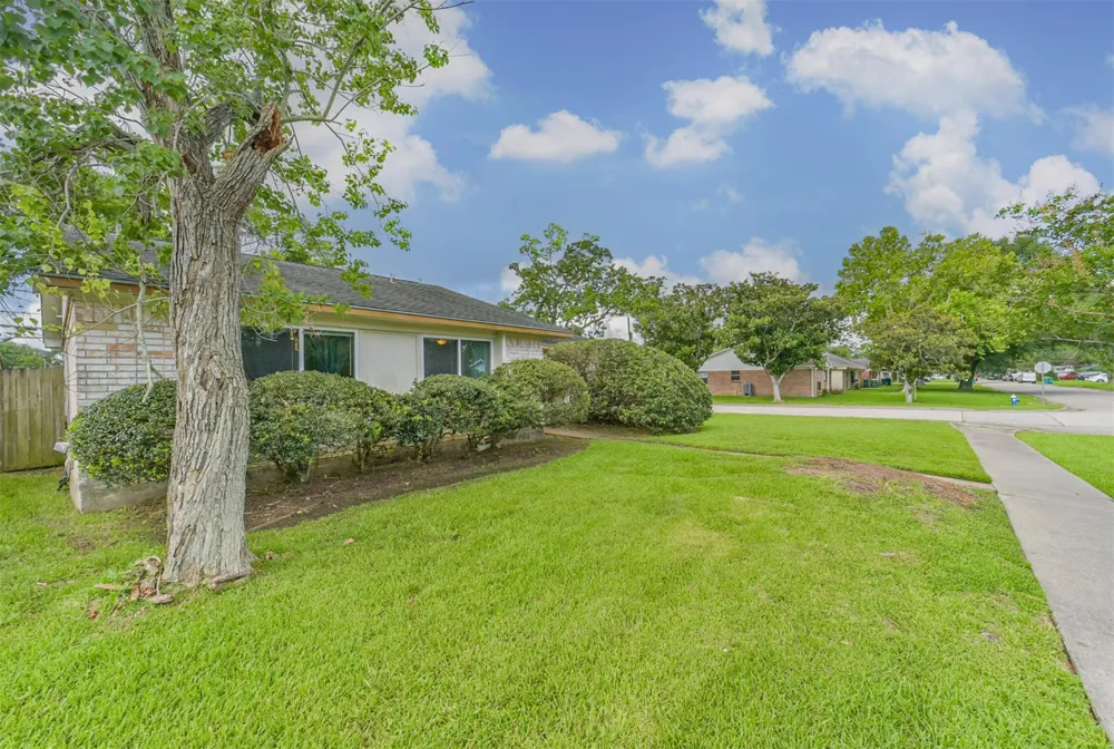 1749 Dolphin Drive Seabrook, TX 77586