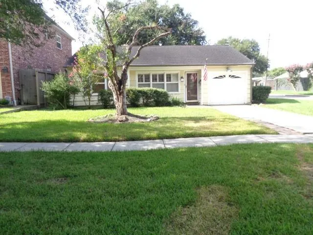 5125 Locust Street Bellaire, TX 77401