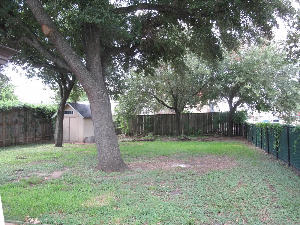 5125 Locust Street Bellaire, TX 77401