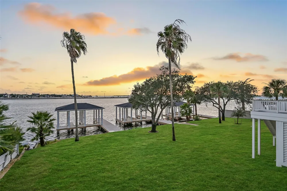 1519 Bayou Shore Drive Galveston, TX 77551