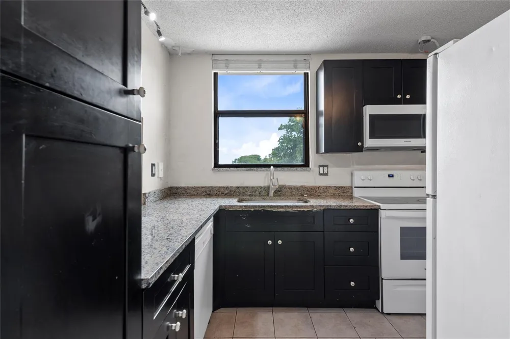 8429 Forest Hills Drive #304 Coral Springs, FL 33065