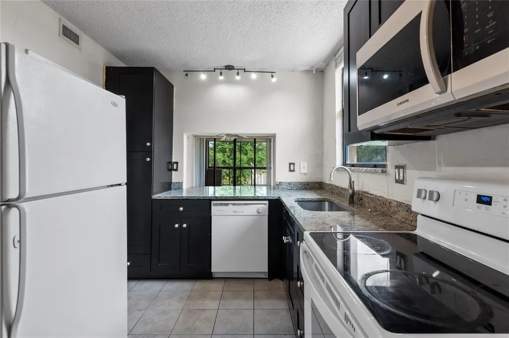 8429 Forest Hills Drive #304 Coral Springs, FL 33065
