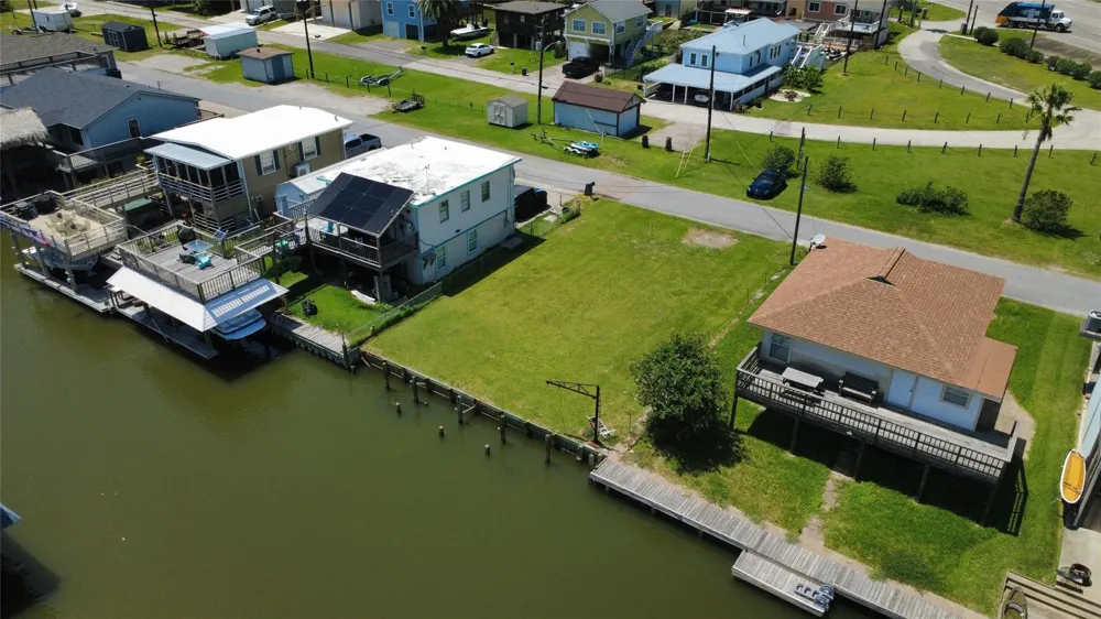 28 Lakeside Drive Hitchcock, TX 77563