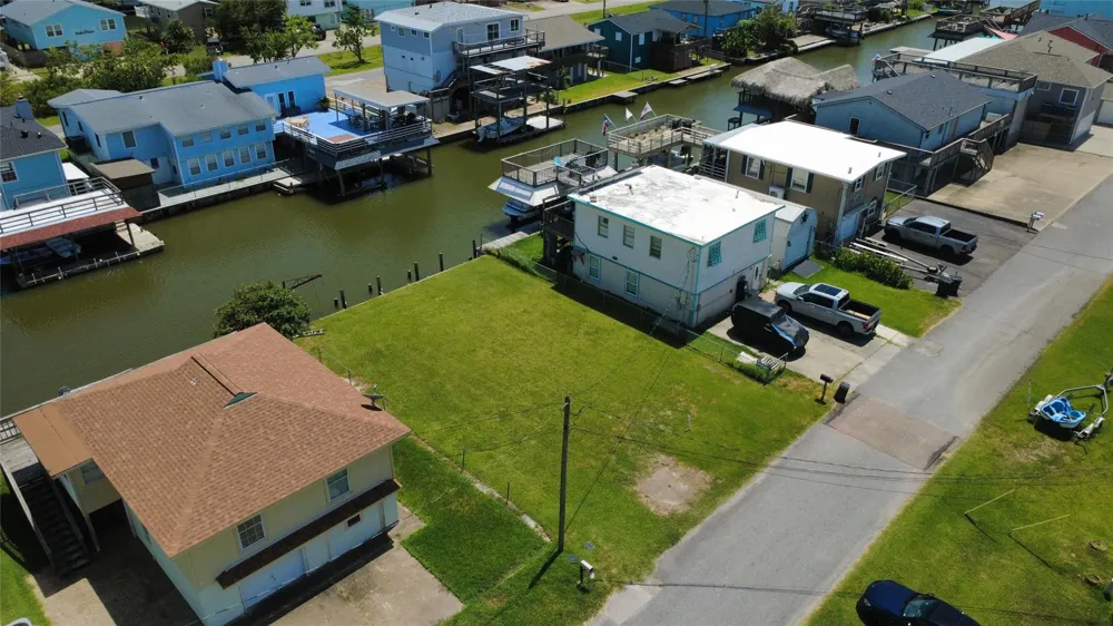 28 Lakeside Drive Hitchcock, TX 77563