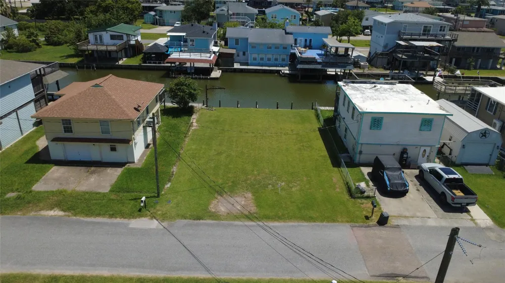 28 Lakeside Drive Hitchcock, TX 77563