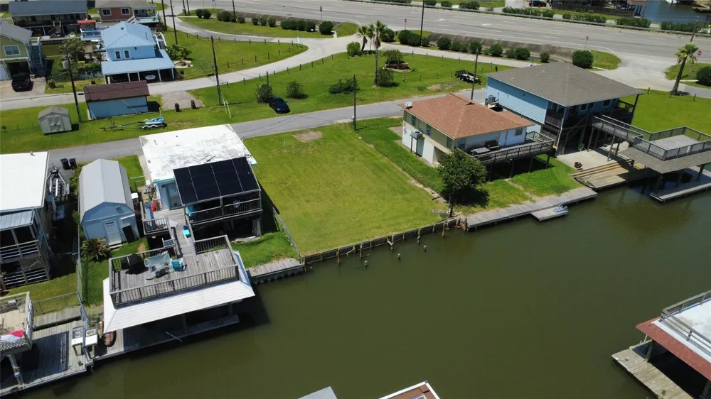 28 Lakeside Drive Hitchcock, TX 77563