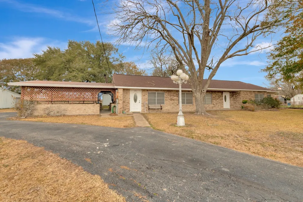 1840 Loop 522 Ganado, TX 77962