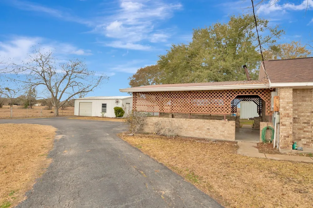 1840 Loop 522 Ganado, TX 77962