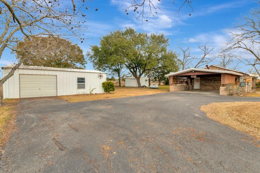 1840 Loop 522 Ganado, TX 77962